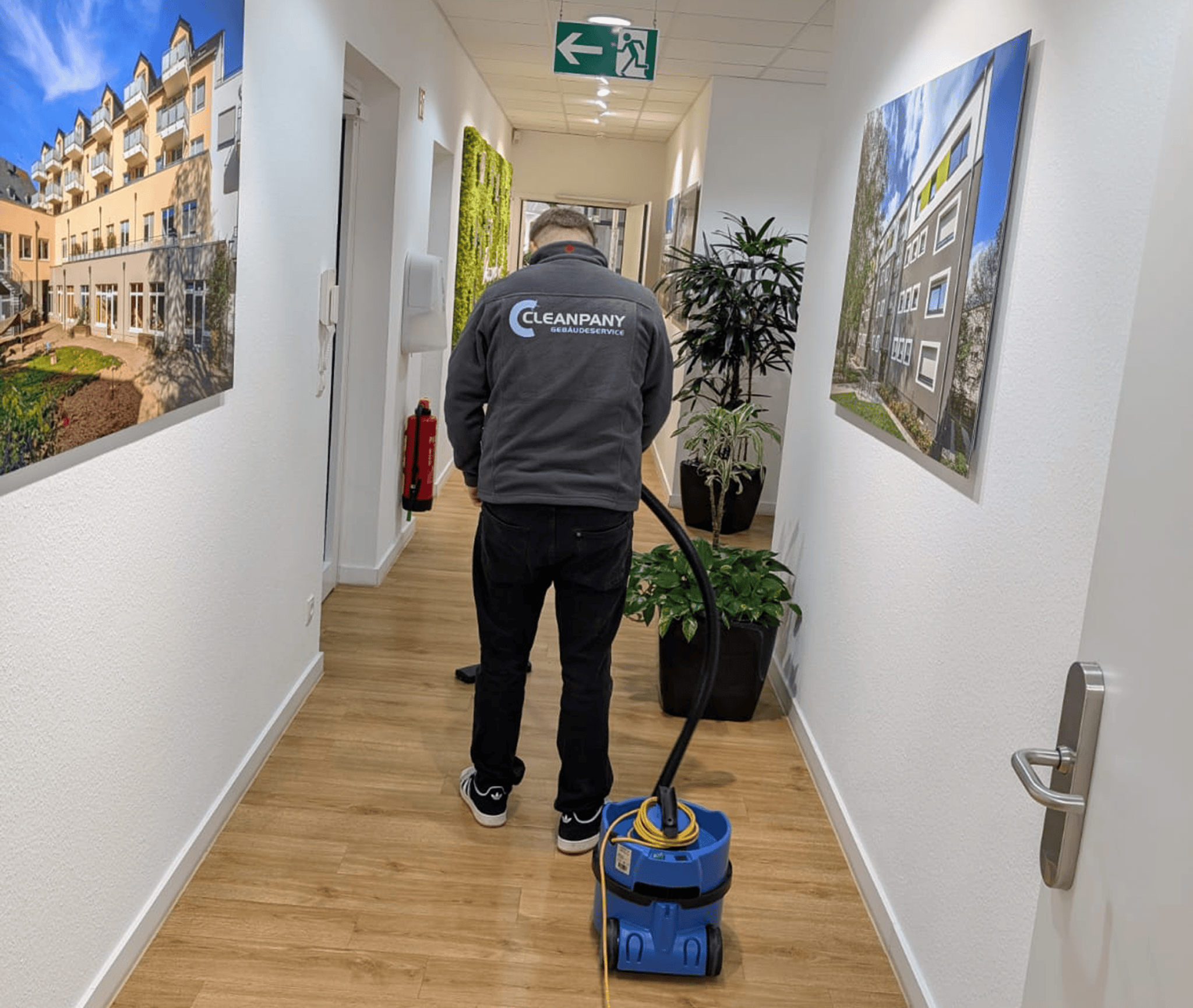 Cleanpany-Mitarbeiter reinigt den Boden eines Bürogebäudes mit Reinigungsmaschine.
