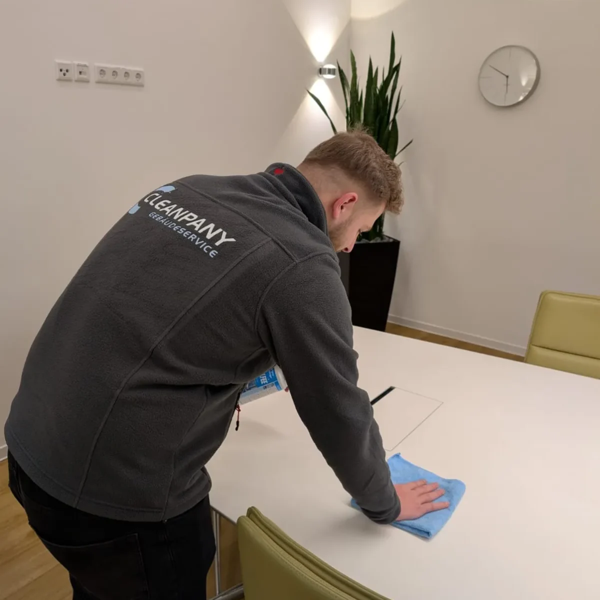 Cleanpany-Büroreinigung-Düsseldorf Reinigung eines Büros in Düsseldorf